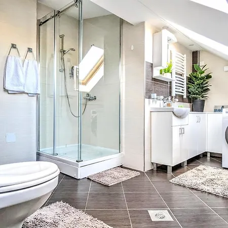 Spacious & Attractive 600m-7minuta Hoda Od Centra, Mogucnost Za Parking-apartmani-nsmilos * نوفي ساد